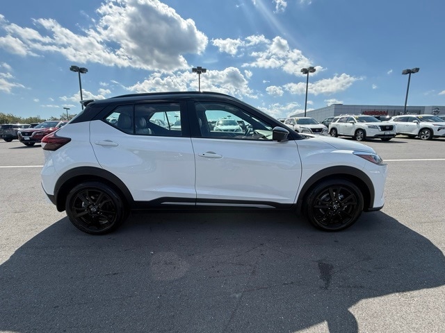 2023 Nissan Kicks SR photo 4