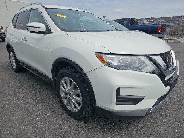 2017 Nissan Rogue SV photo 2