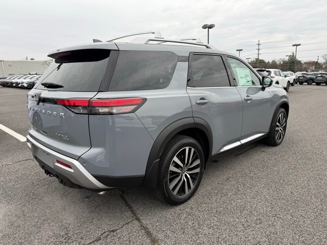 2025 Nissan Pathfinder Platinum photo 4