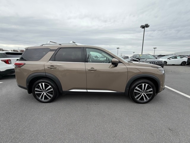 2023 Nissan Pathfinder Platinum photo 4