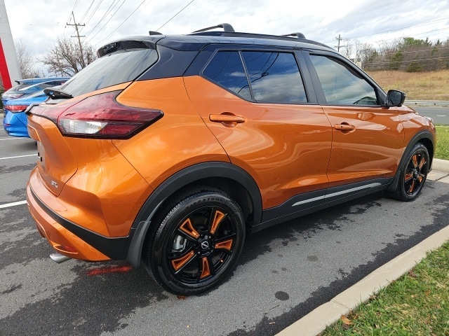2023 Nissan Kicks SR photo 2