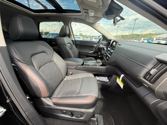 2025 Nissan Pathfinder Platinum photo 17