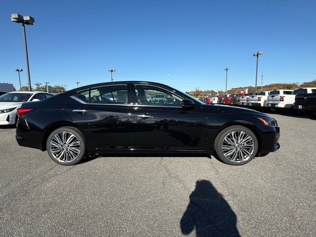 2025 Nissan Altima SL photo 3