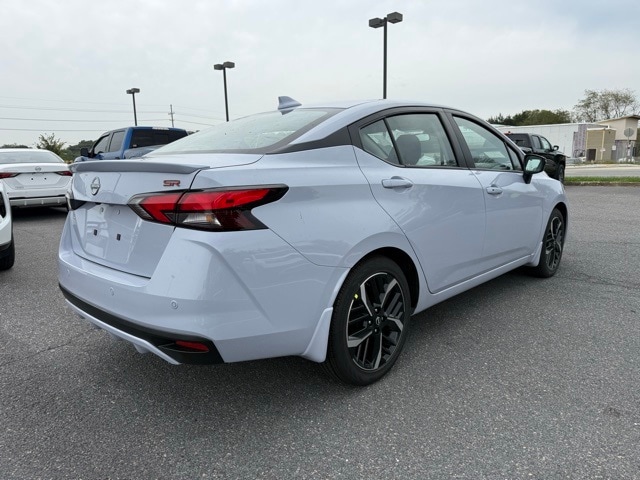2025 Nissan Versa SR photo 4