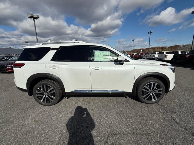 2025 Nissan Pathfinder Platinum photo 4