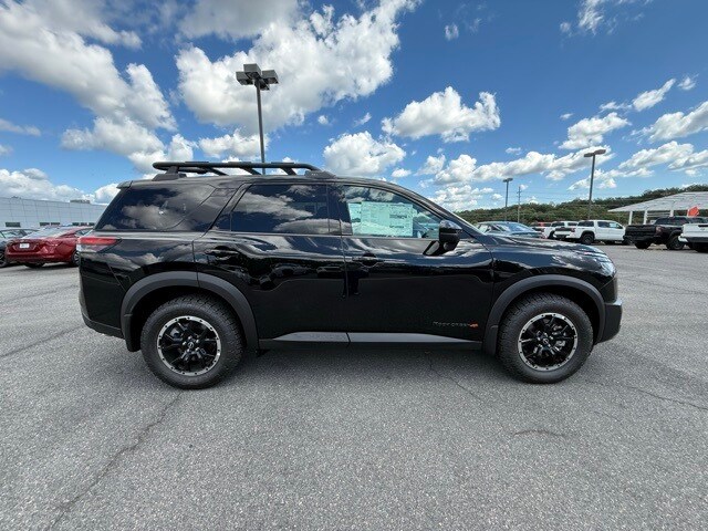 2025 Nissan Pathfinder Rock Creek photo 3