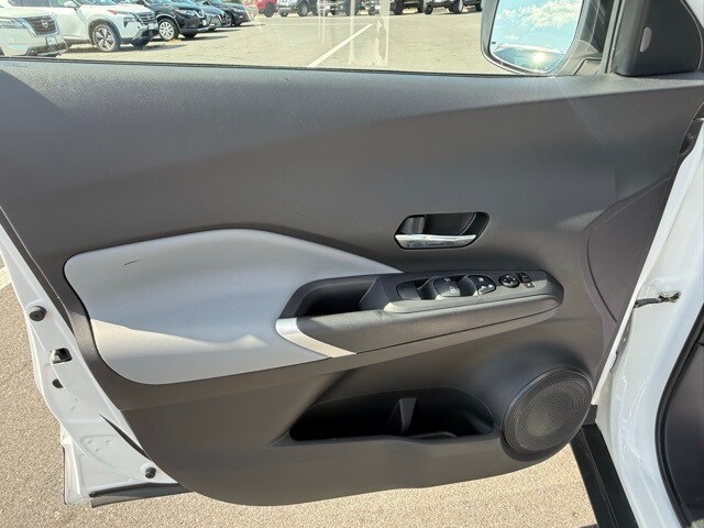 2023 Nissan Kicks SR photo 12