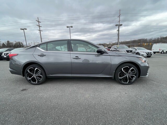 2025 Nissan Altima SR photo 4