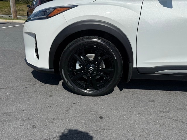 2023 Nissan Kicks SR photo 9