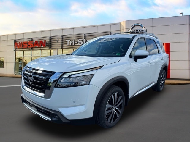 2025 Nissan Pathfinder Platinum photo 2