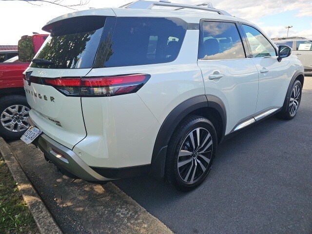 2023 Nissan Pathfinder Platinum photo 2