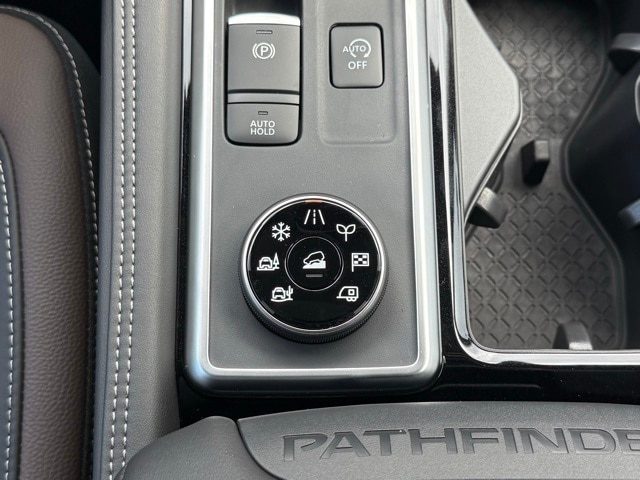 2025 Nissan Pathfinder Platinum photo 28
