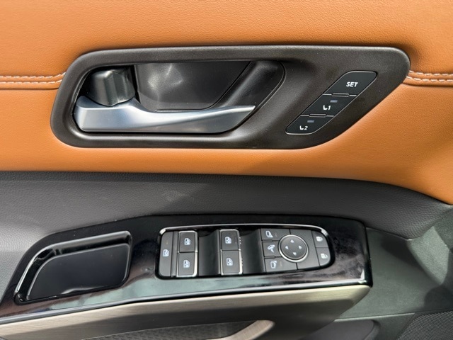 2025 Nissan Pathfinder Platinum photo 11