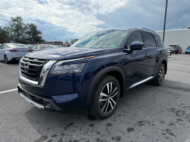 2025 Nissan Pathfinder Platinum photo 2