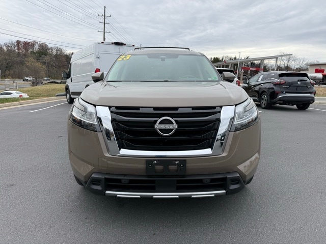 2023 Nissan Pathfinder Platinum photo 3