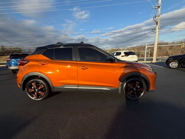 2023 Nissan Kicks SR photo 2