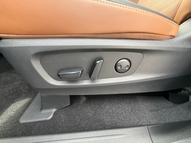 2025 Nissan Pathfinder Platinum photo 13