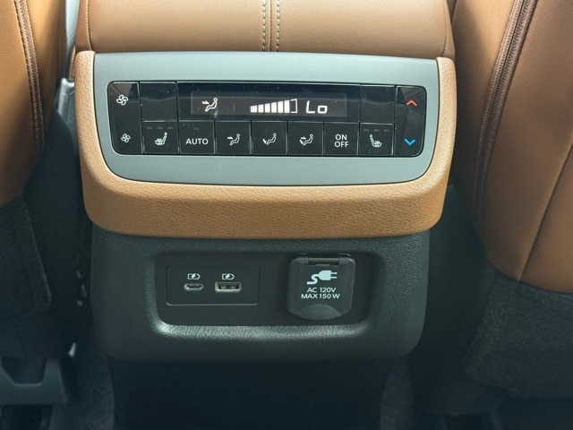 2025 Nissan Pathfinder Platinum photo 20