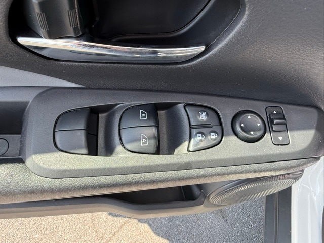 2023 Nissan Kicks SR photo 13