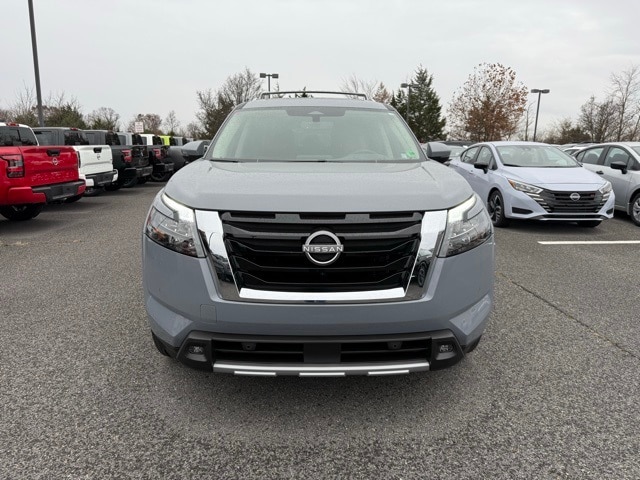 2025 Nissan Pathfinder Platinum photo 2