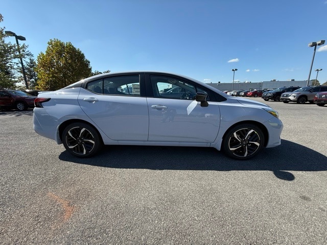 2025 Nissan Versa SR photo 4