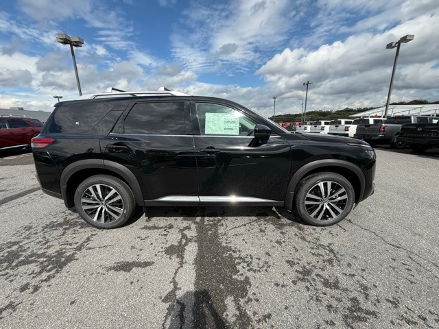 2025 Nissan Pathfinder Platinum photo 3
