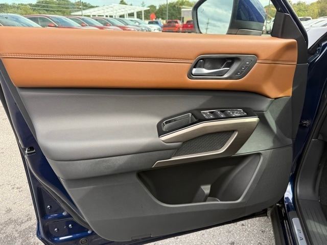 2025 Nissan Pathfinder Platinum photo 10