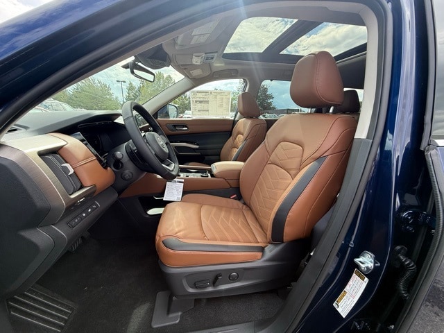 2025 Nissan Pathfinder Platinum photo 12