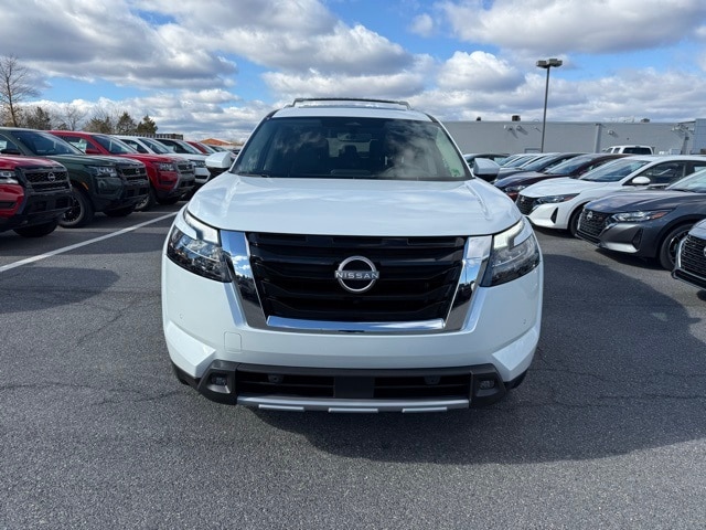 2025 Nissan Pathfinder Platinum photo 3
