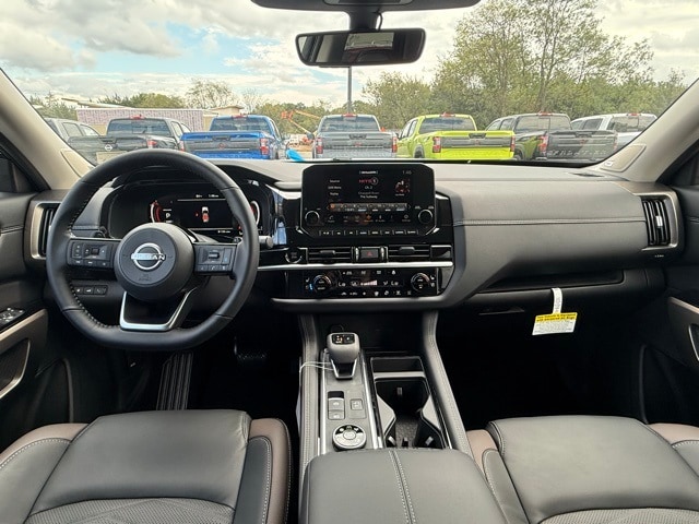 2025 Nissan Pathfinder Platinum photo 19