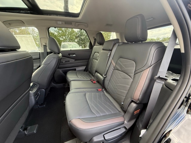 2025 Nissan Pathfinder Platinum photo 14