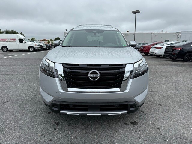 2025 Nissan Pathfinder SL photo 3