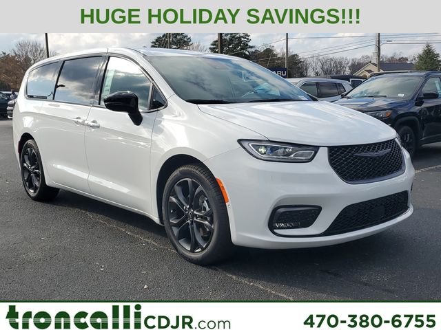 2026 Chrysler Pacifica Select's photo