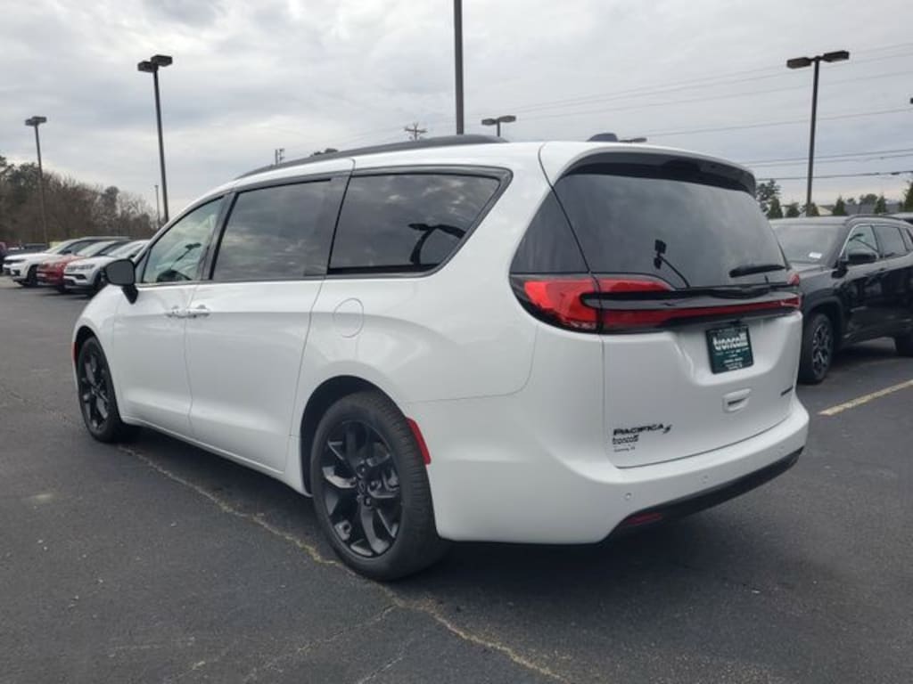 New 2026 Chrysler Pacifica LIMITED Passenger Van