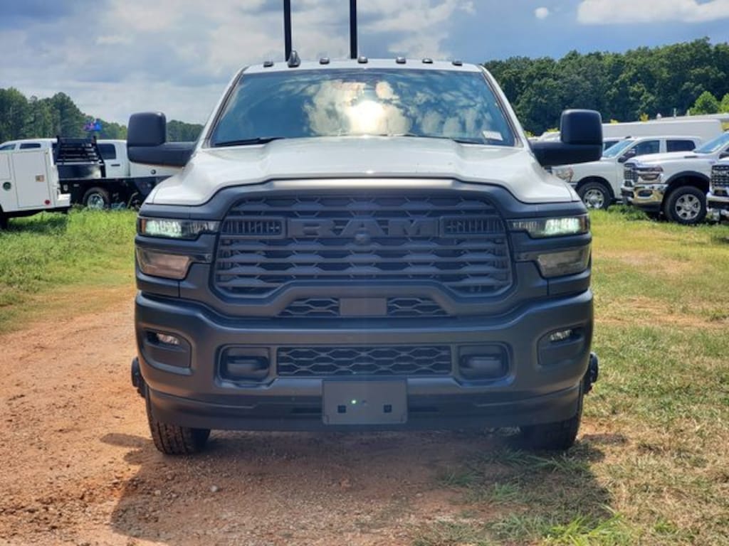New 2025 Ram 3500 Chassis Cab 3500 TRADESMAN CREW CAB CHASSIS 4X4 60' CA Pickup