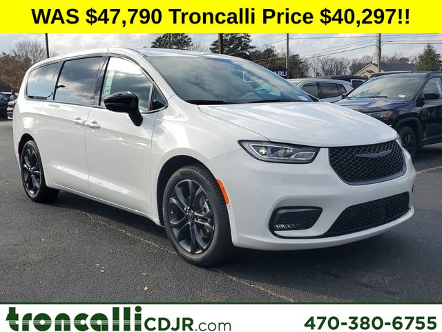 2026 Chrysler Pacifica Select's photo