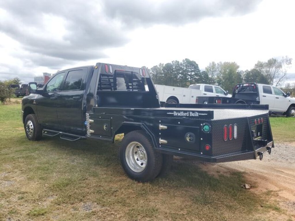 New 2025 Ram 3500 Chassis Cab 3500 TRADESMAN CREW CAB CHASSIS 4X4 60' CA Pickup