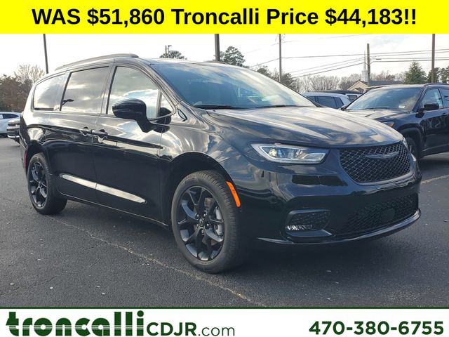 2026 Chrysler Pacifica Select's photo