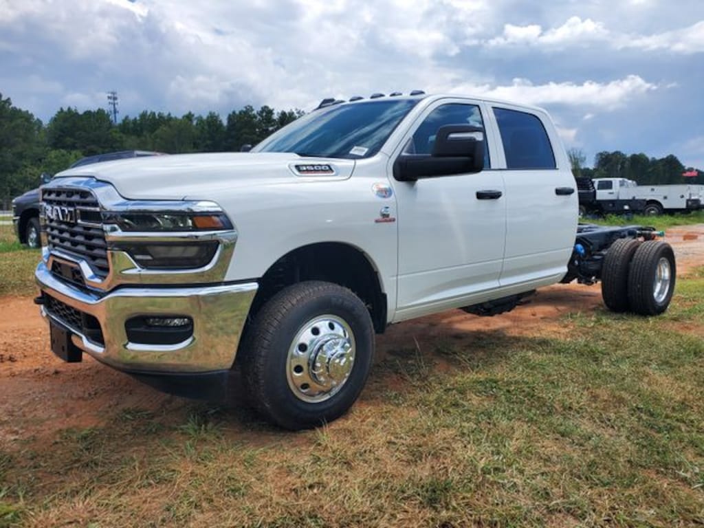 New 2025 Ram 3500 Chassis Cab 3500 TRADESMAN CREW CAB CHASSIS 4X4 60' CA Pickup