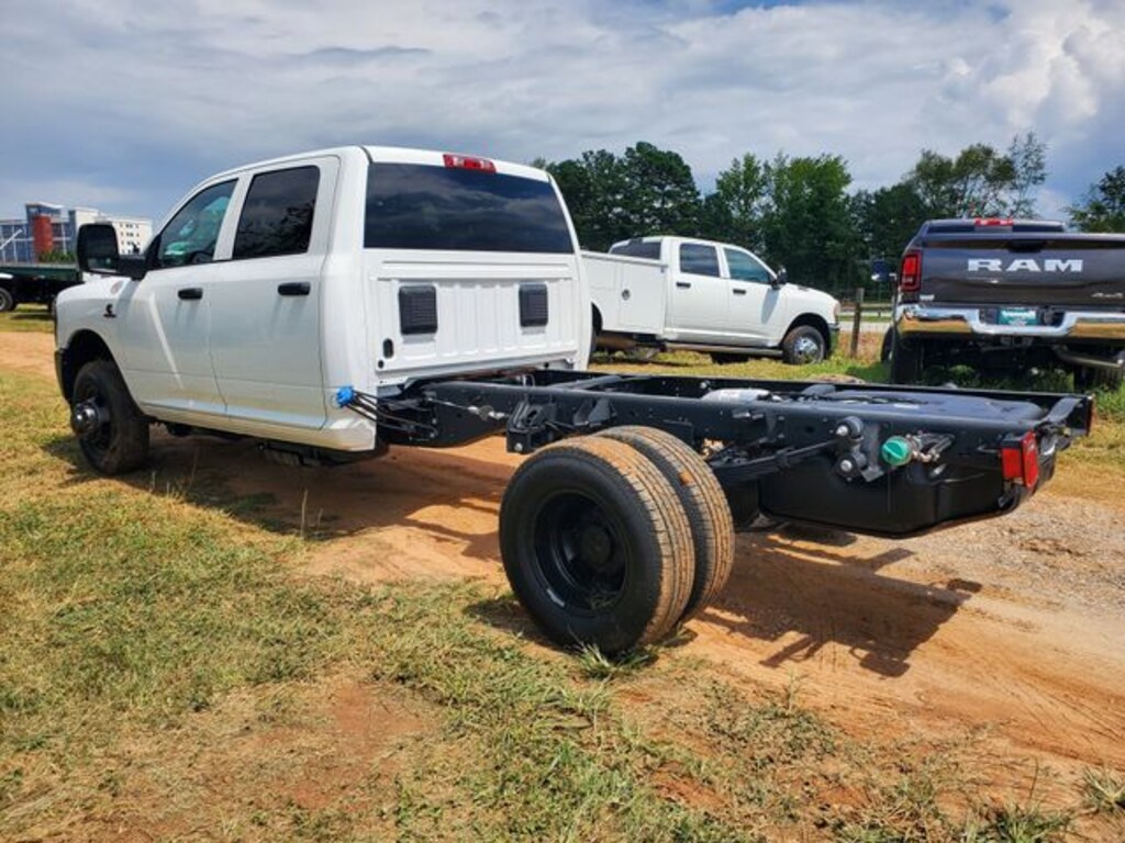 New 2025 Ram 3500 Chassis Cab 3500 TRADESMAN CREW CAB CHASSIS 4X4 60' CA Pickup