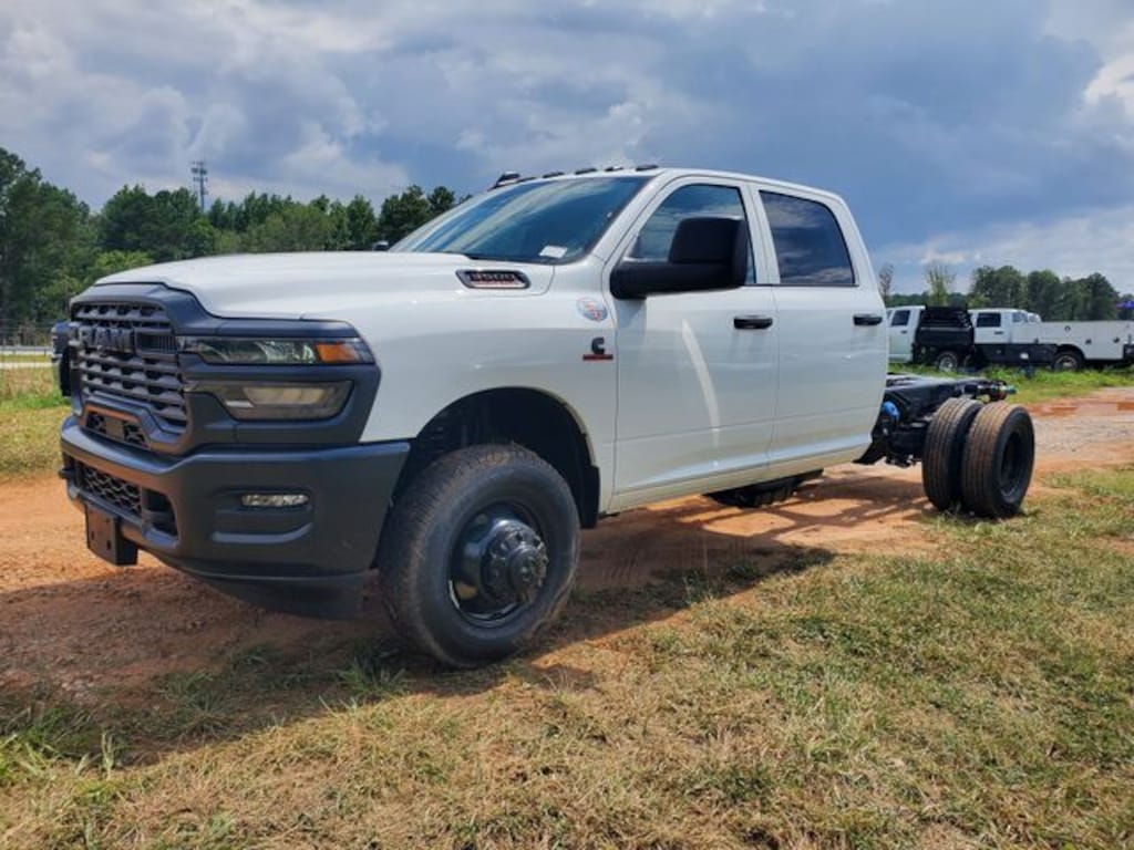 New 2025 Ram 3500 Chassis Cab 3500 TRADESMAN CREW CAB CHASSIS 4X4 60' CA Pickup