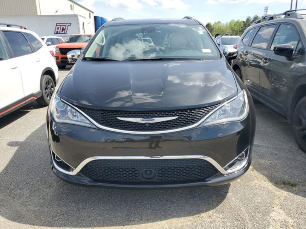 Certified 2017 Chrysler Pacifica Limited Minivan/Van