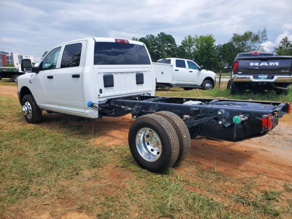 New 2025 Ram 3500 Chassis Cab 3500 TRADESMAN CREW CAB CHASSIS 4X4 60' CA Pickup