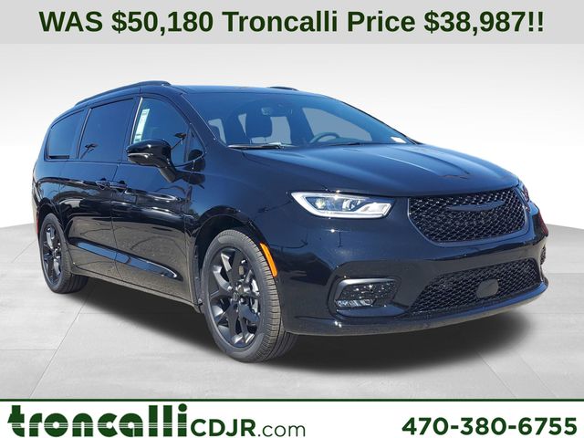 2026 Chrysler Pacifica Select's photo