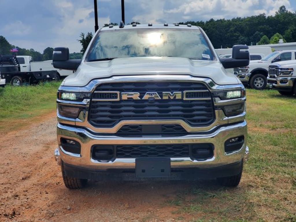 New 2025 Ram 3500 Chassis Cab 3500 TRADESMAN CREW CAB CHASSIS 4X4 60' CA Pickup