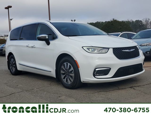 2023 Chrysler Pacifica Hybrid Limited's photo