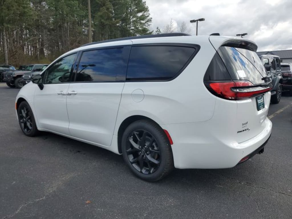 New 2026 Chrysler Pacifica LIMITED Passenger Van
