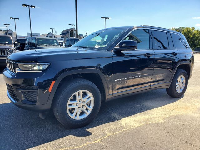 2025 Jeep Grand Cherokee Laredo photo 2
