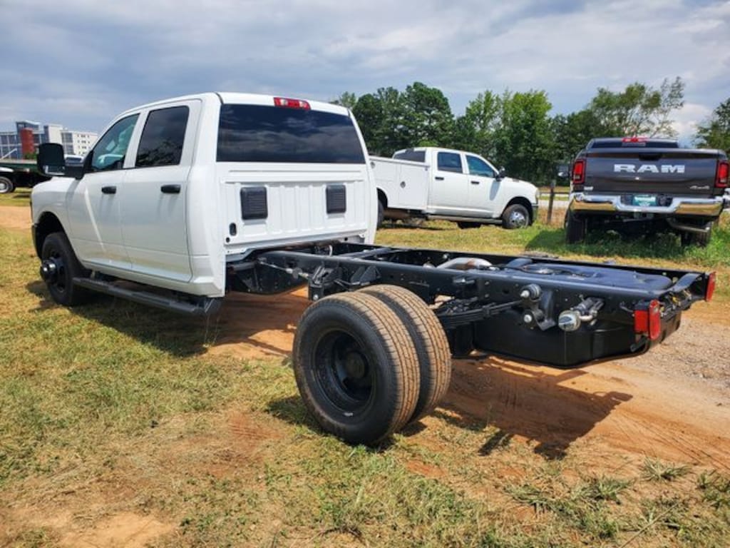 New 2025 Ram 3500 Chassis Cab 3500 TRADESMAN CREW CAB CHASSIS 4X4 60' CA Pickup