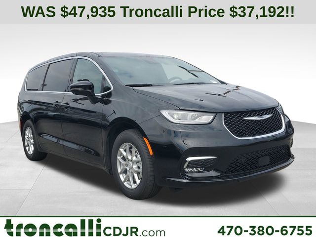 2026 Chrysler Pacifica Select's photo